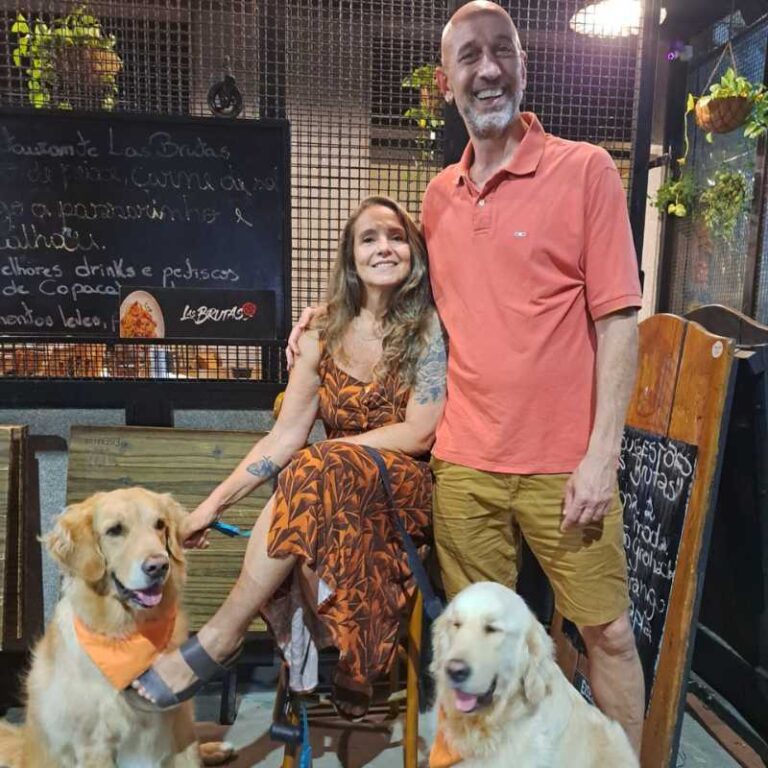 Marx e Chico goldens em restaurante em COpacabana