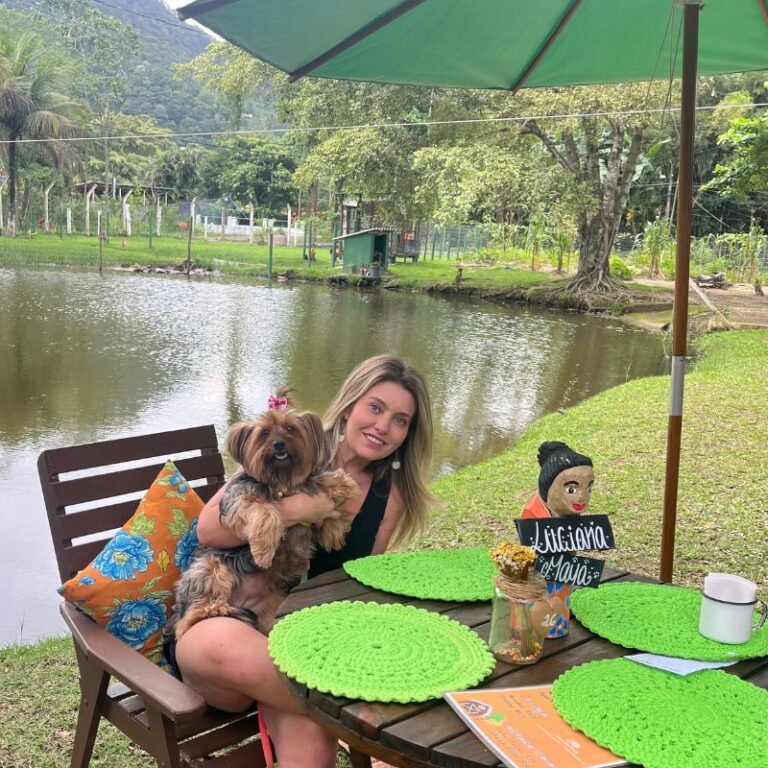 Maya e Luciana em restaurante em Vargem Grande